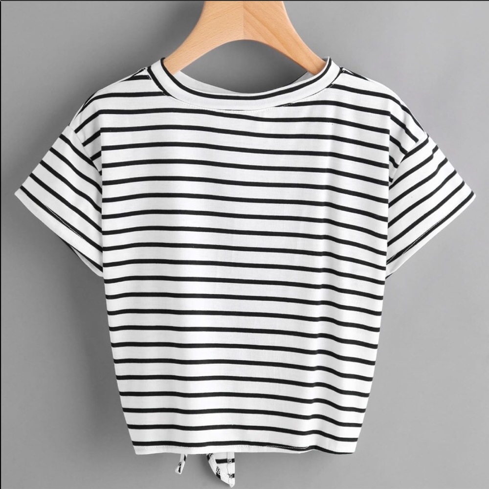 Black and white striped crop top - Picture 2 of 3